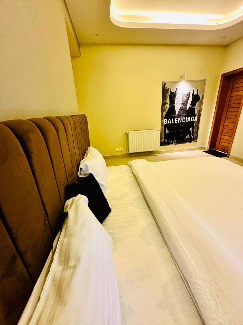 Bed, TV and multimedia, Living room, Photo of the whole room, Seating area, Bedroom