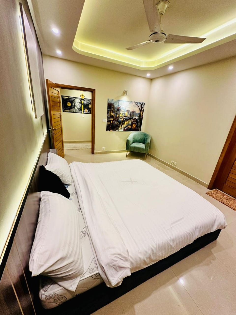 Bed, Photo of the whole room, Bedroom