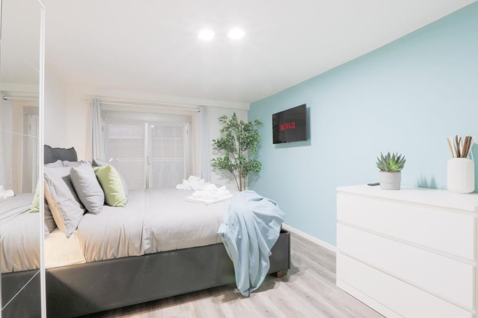 Bed, TV and multimedia, Photo of the whole room, Bedroom