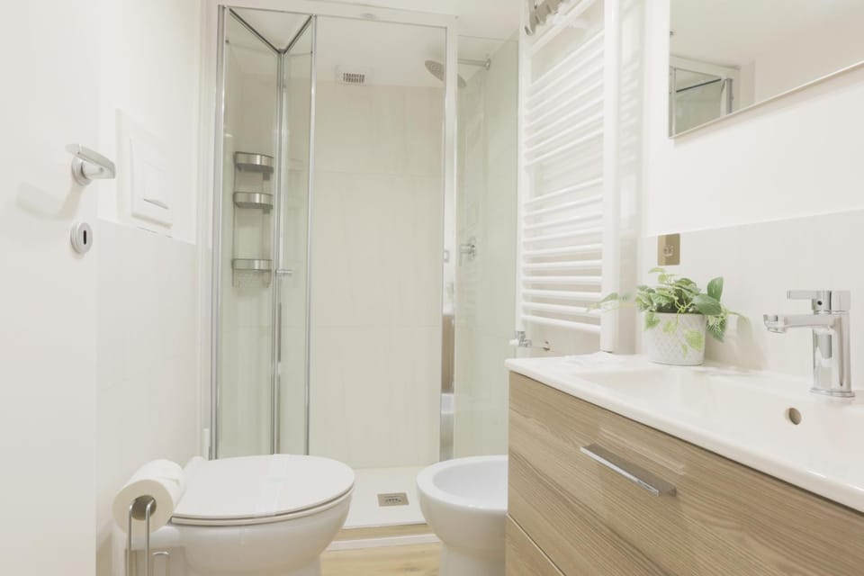 Shower, Toilet, Bathroom, towels