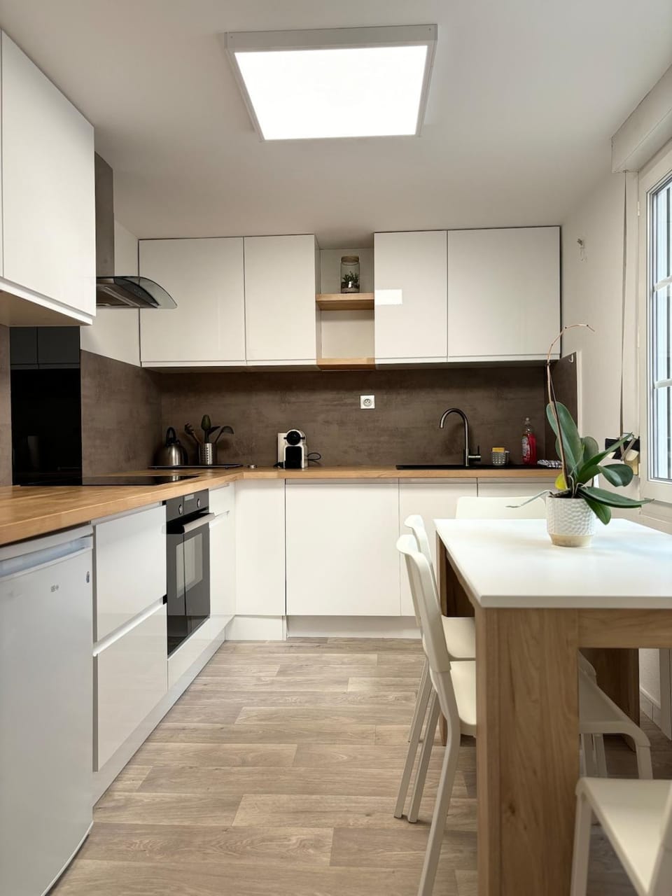 Dining area, dishwasher, oven, stove