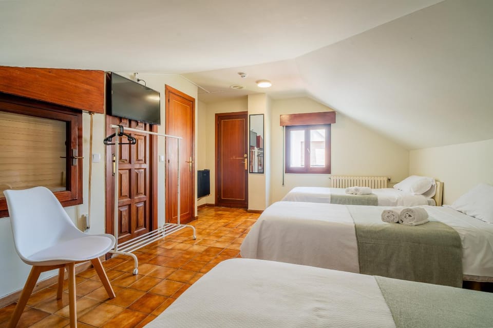 Bed, TV and multimedia, Photo of the whole room, Bedroom