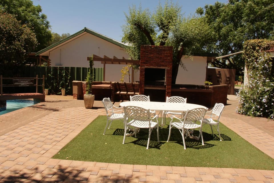 Property building, Garden, Swimming pool