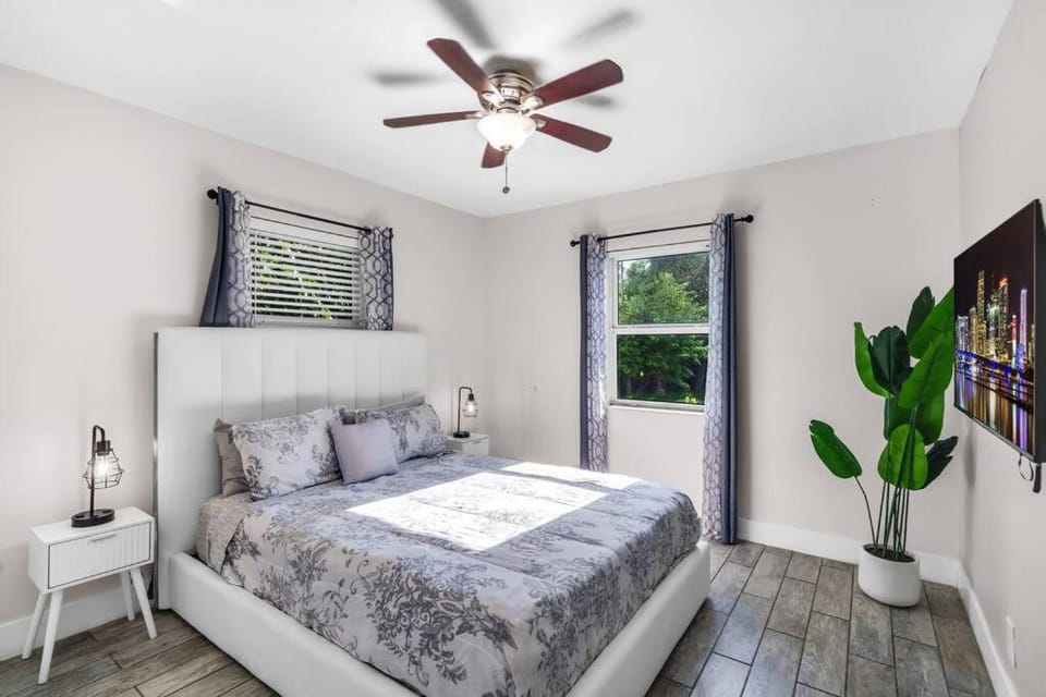 Spacious 3 bedroom Home with Oversized Pool & Backyard House in El Portal