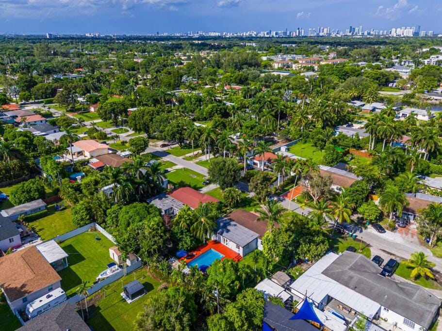 Spacious 3 bedroom Home with Oversized Pool & Backyard House in El Portal