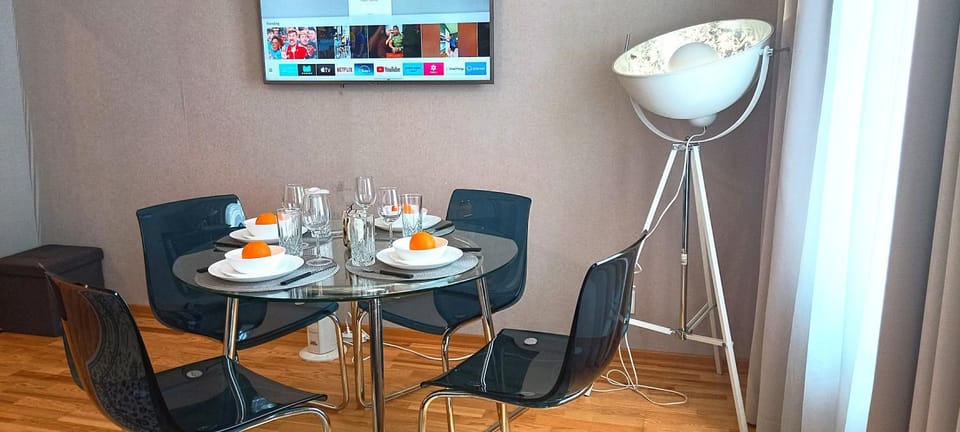 TV and multimedia, Living room, Seating area, Dining area