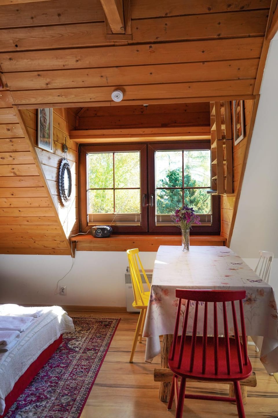 Photo of the whole room, Dining area