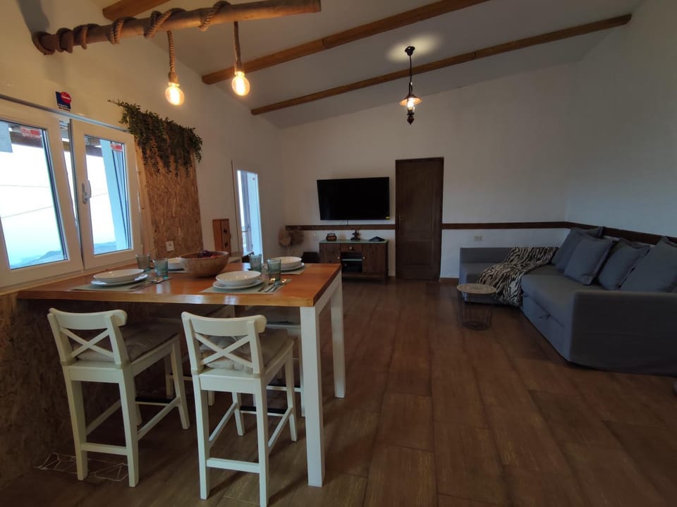 TV and multimedia, Living room, Seating area, Dining area