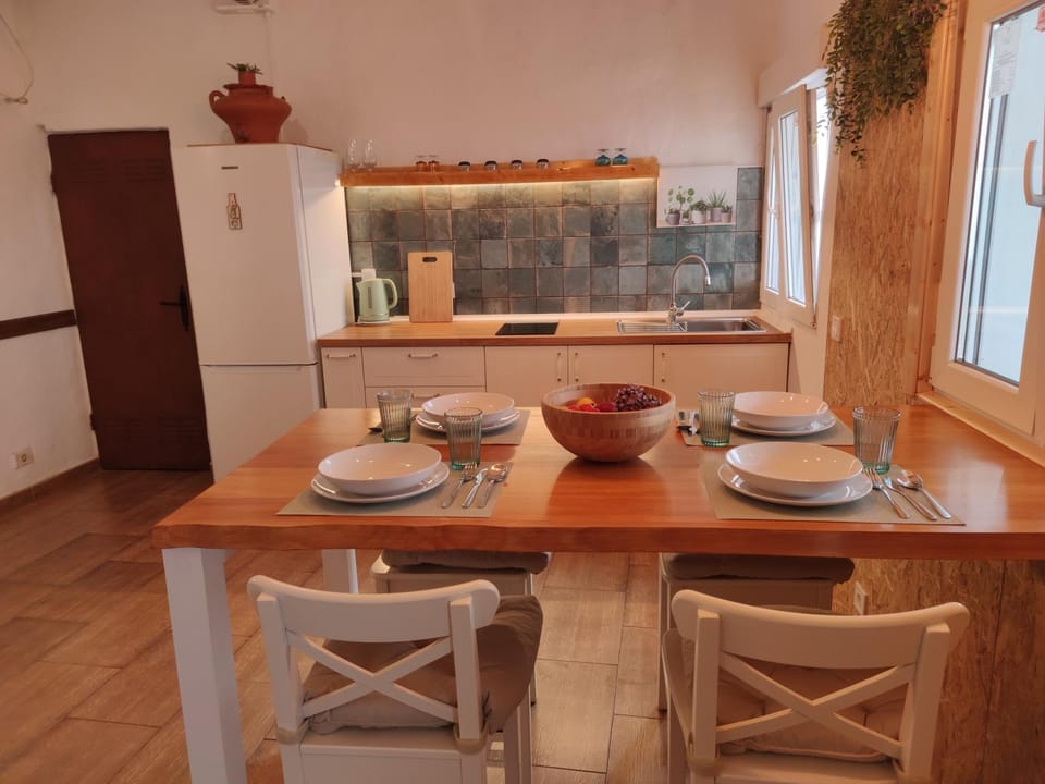 Kitchen or kitchenette, Dining area