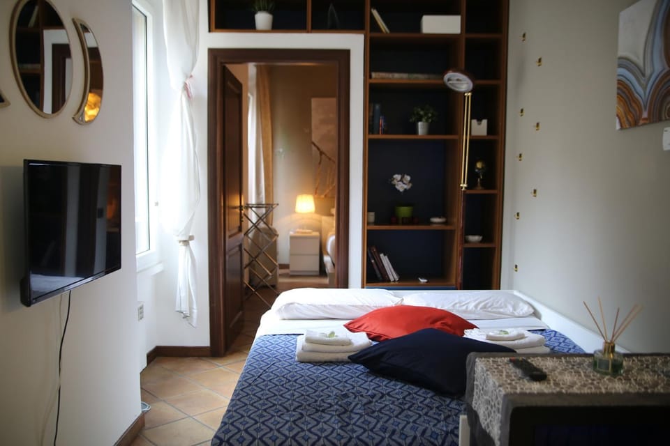 Bed, TV and multimedia, Living room