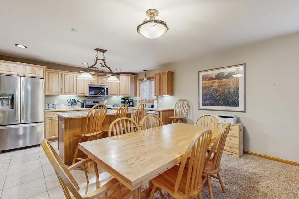 Sunset Condominiums: The Retreat House in Castle Rock Lake