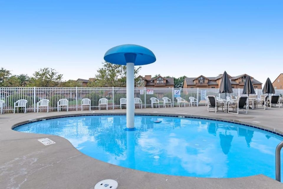 Sunset Condominiums: The Retreat House in Castle Rock Lake