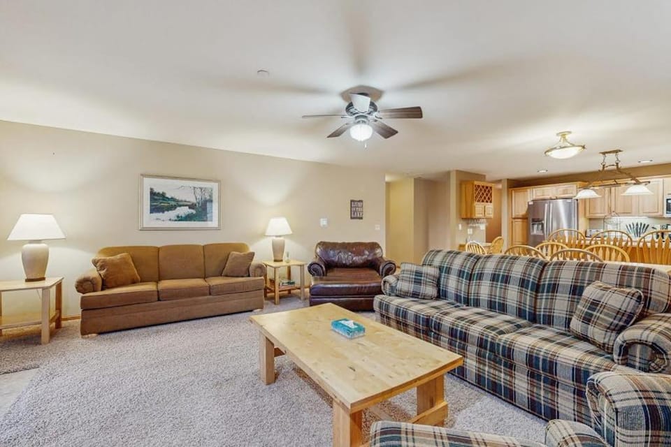 Sunset Condominiums: The Retreat House in Castle Rock Lake
