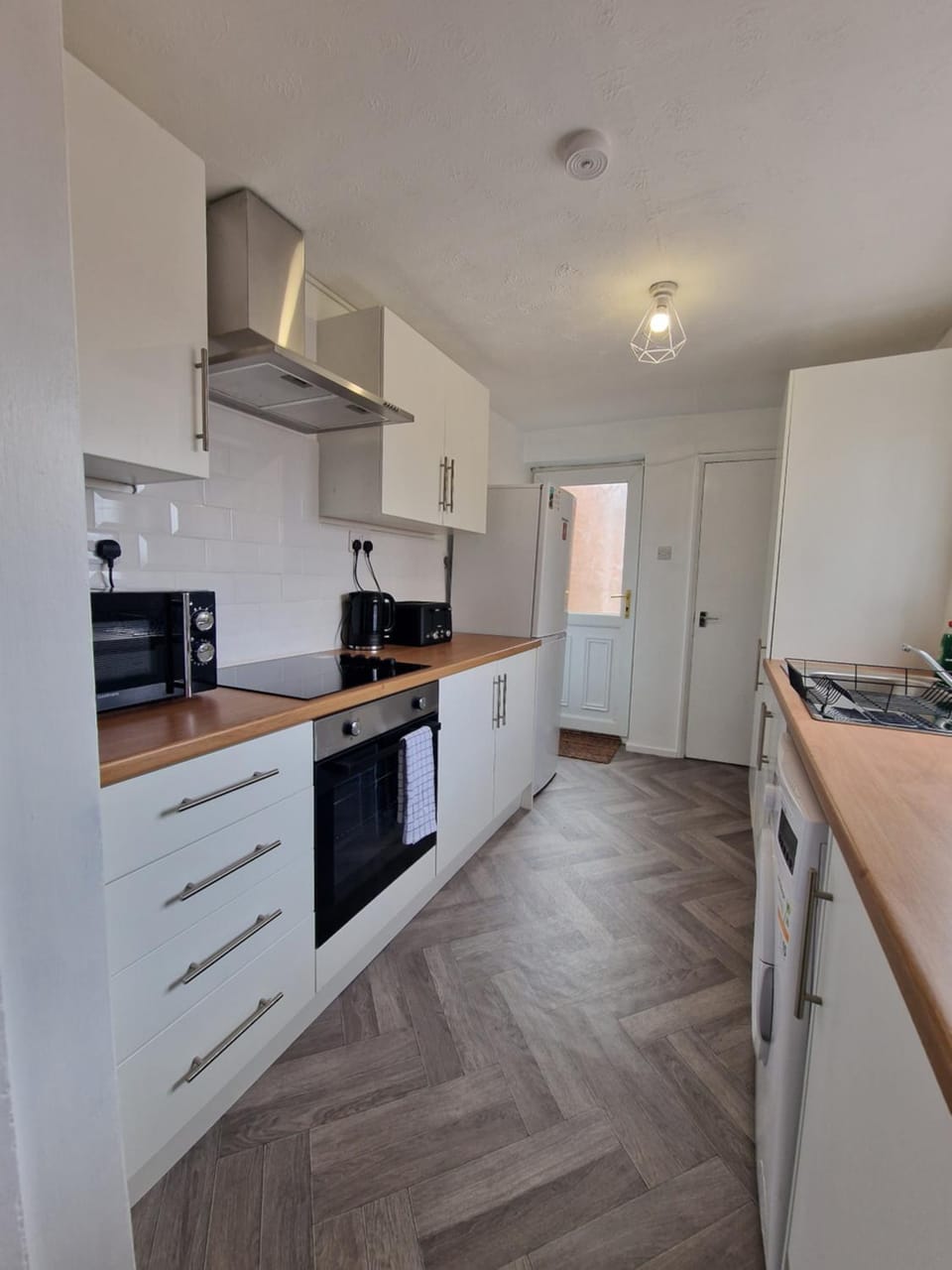 Kitchen or kitchenette, heating, internet, microwave, oven, stove, toaster, washing machine