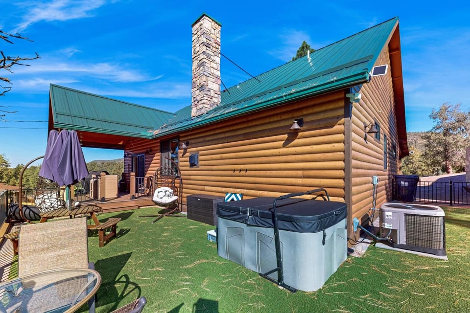 Strawberry Cabin w/ Hot Tub Near Gila Nat'l Forest Cabin in Strawberry