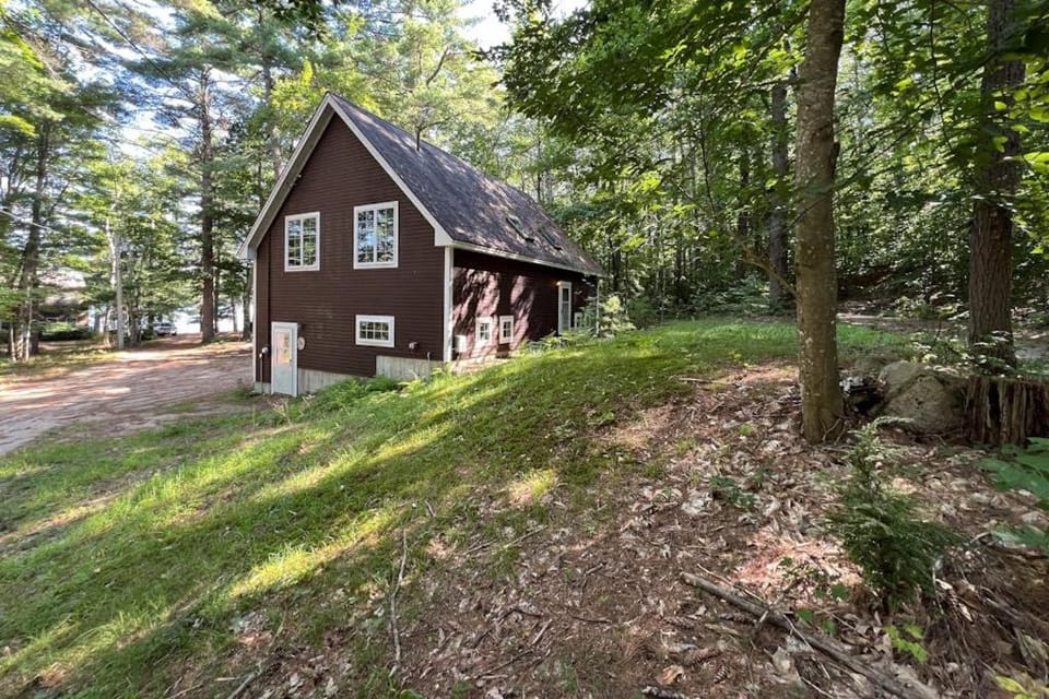 Moose & Red Fox Retreat House in Bridgton