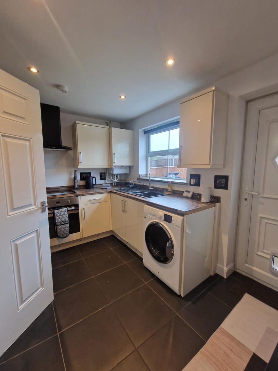 Kitchen or kitchenette, heating, internet, microwave, oven, stove, washing machine