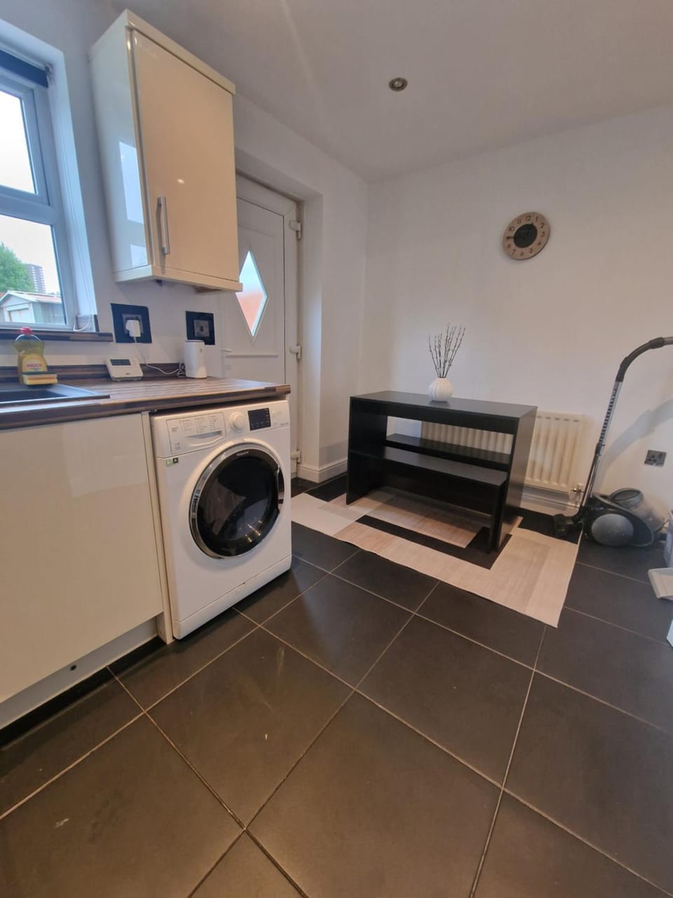 Kitchen or kitchenette, washing machine