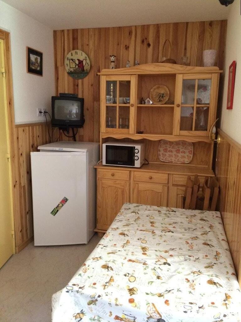 Bed, TV and multimedia, furniture