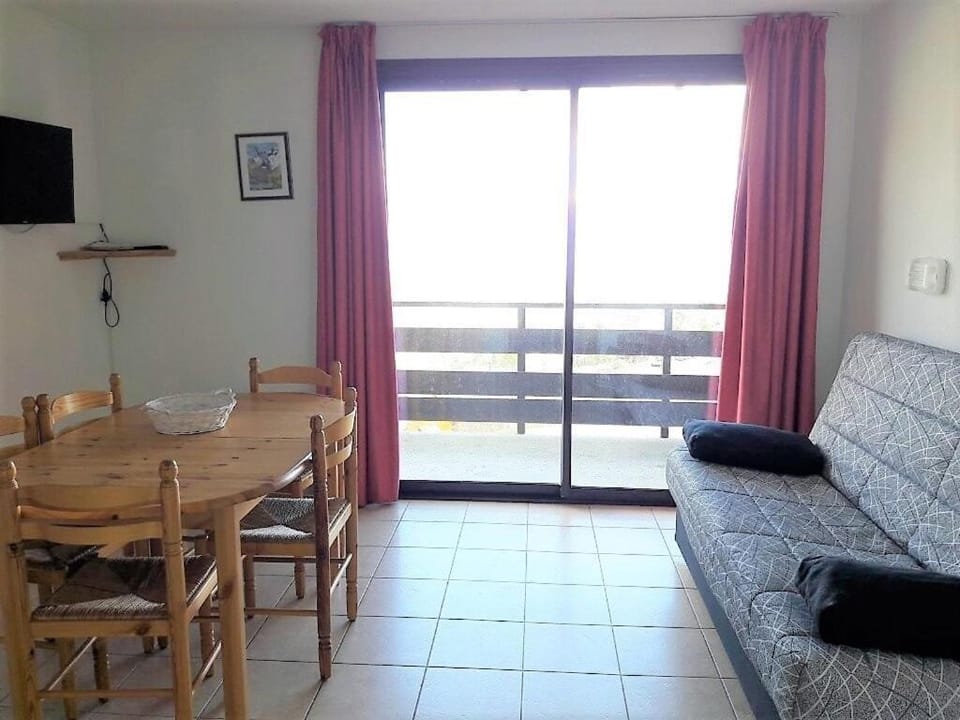 Bed, kitchen
