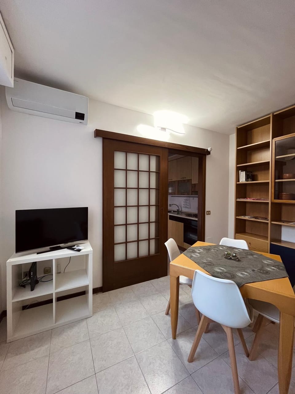 Communal lounge/ TV room, TV and multimedia, Living room, Seating area, Dining area, air conditioner