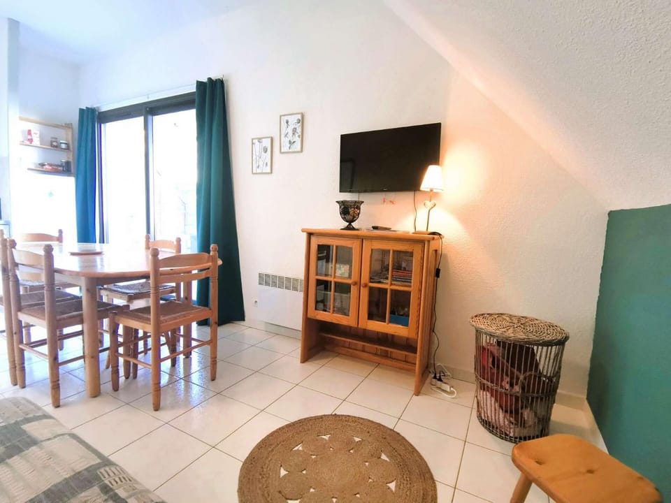 Bed, TV and multimedia, kitchen
