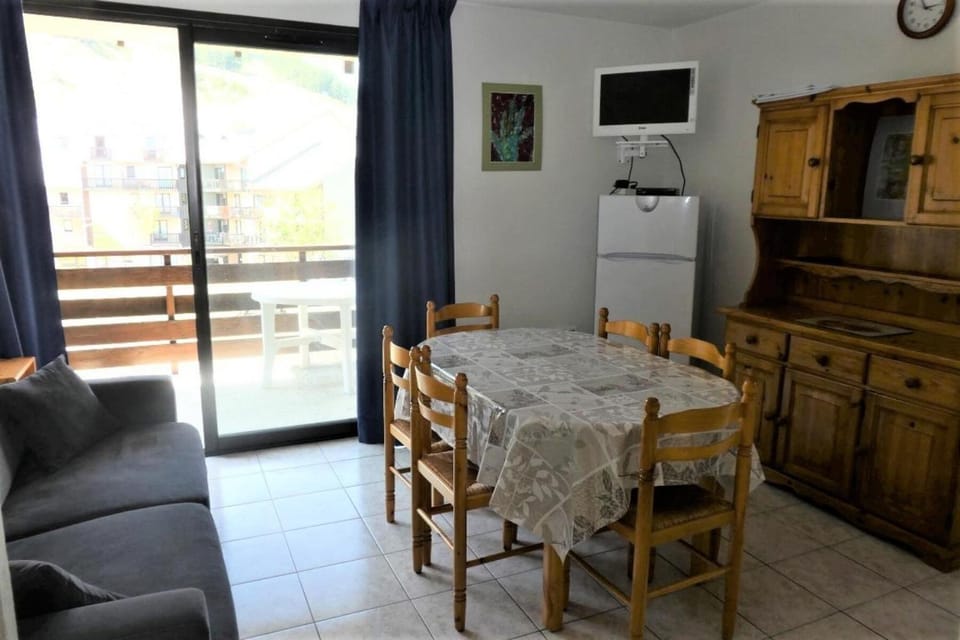 Bed, kitchen