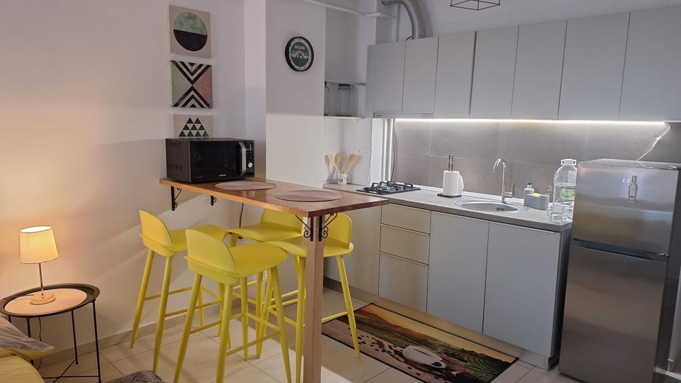 Kitchen or kitchenette, Dining area, minibar, oven, stove