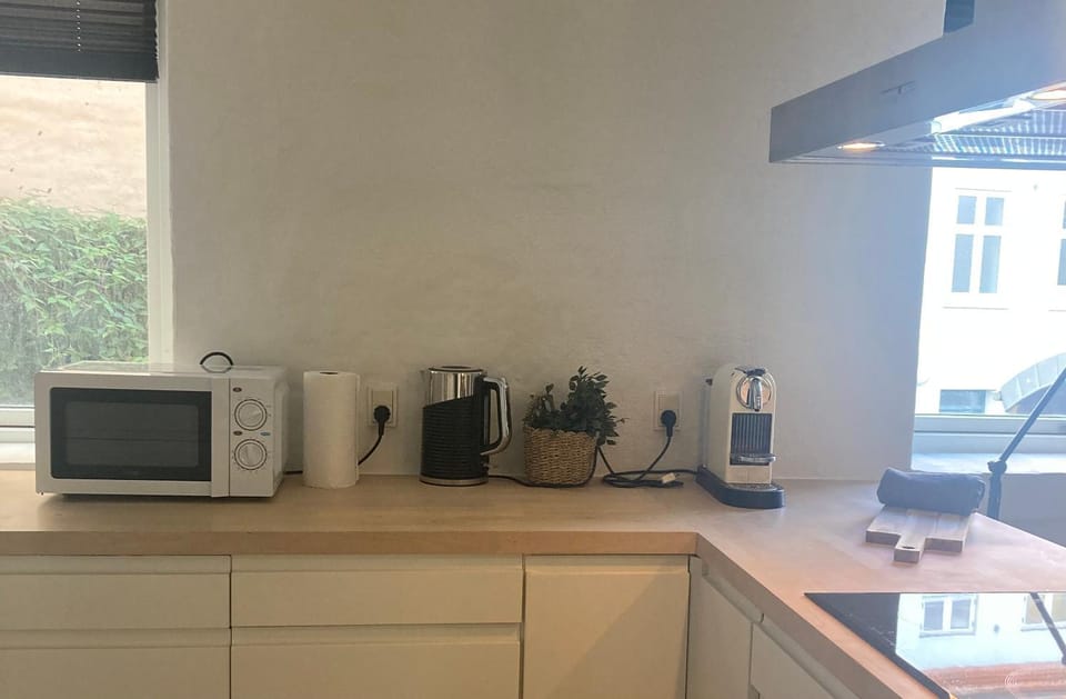 Coffee/tea facilities, microwave, kitchen