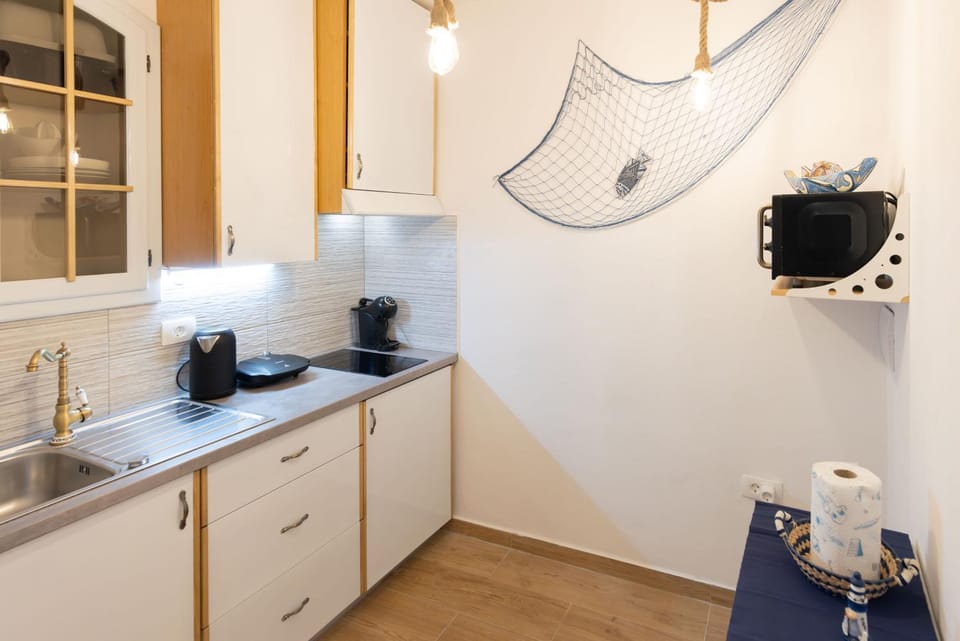 Coffee/tea facilities, Kitchen or kitchenette, stove, toaster