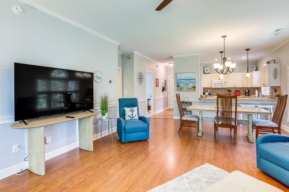 Pool Access! Myrtle Beach Condo, 7 Mi to Boardwalk House in Socastee