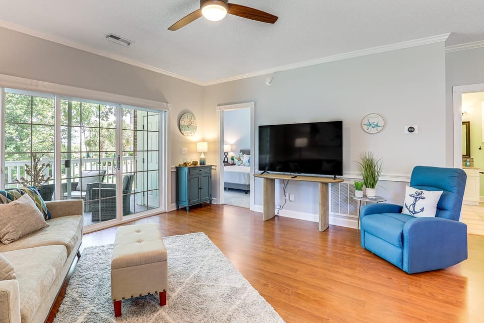 Pool Access! Myrtle Beach Condo, 7 Mi to Boardwalk House in Socastee