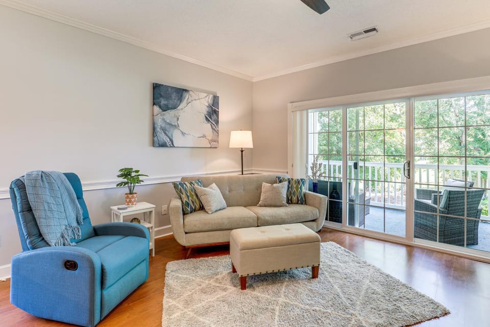 Pool Access! Myrtle Beach Condo, 7 Mi to Boardwalk House in Socastee