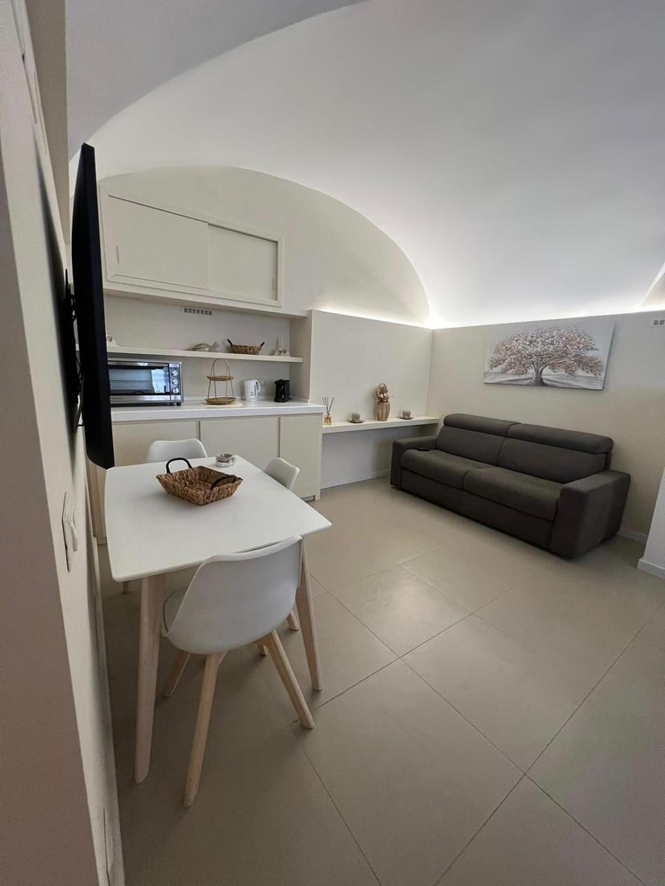 TV and multimedia, Living room, Food and drinks, Seating area, Dining area, Food