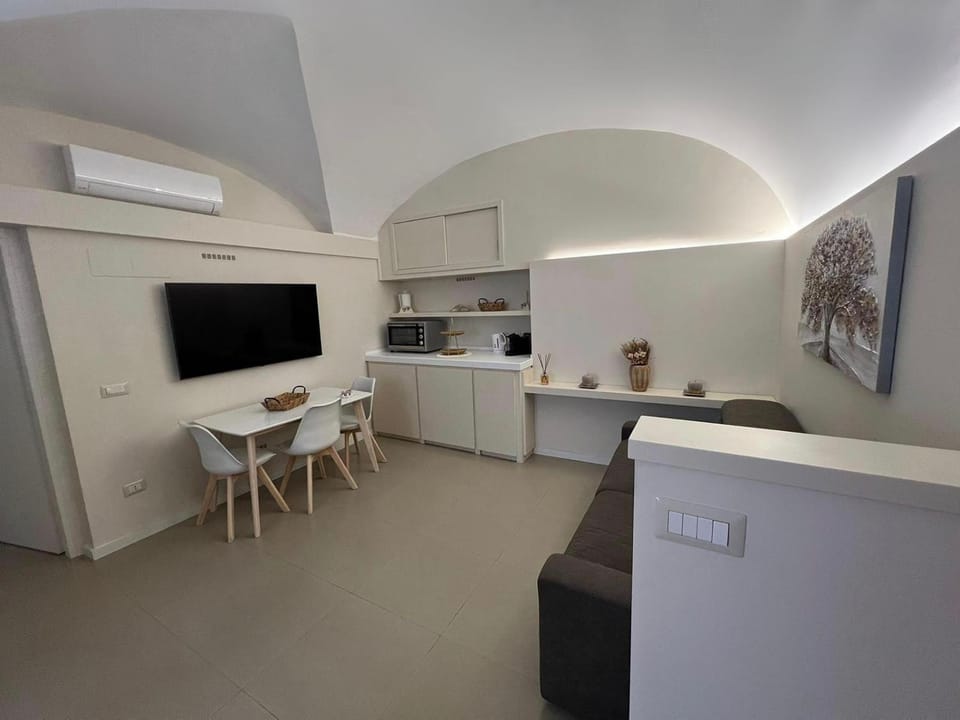 TV and multimedia, Kitchen or kitchenette, Dining area, oven, air conditioner