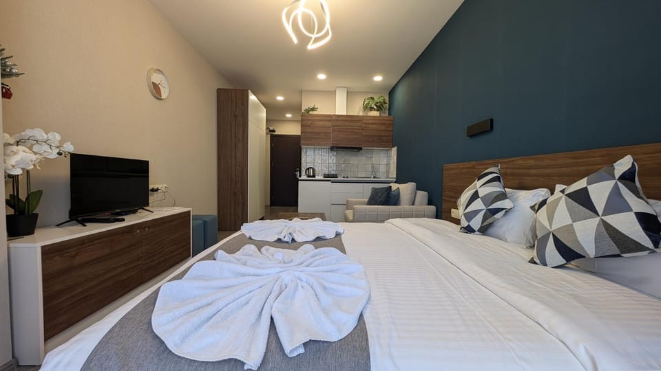 Bed, TV and multimedia, Bedroom