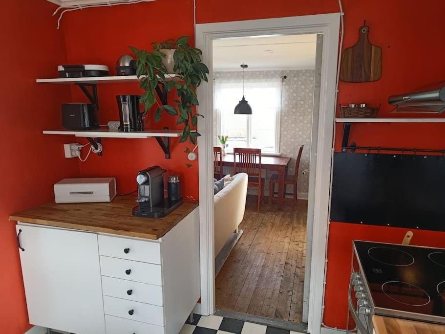 Coffee/tea facilities, Kitchen or kitchenette, oven, stove