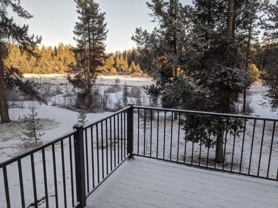 Wild Woods - Cascades Riverside Retreat House in Oregon