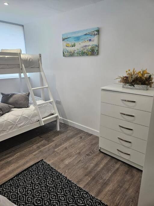 Small Studio for Group of 5 in Delta Croydon DPF3 Apartment in Croydon