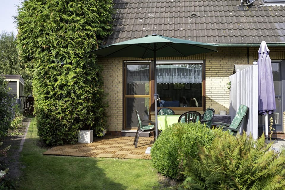 Property building, Day, Garden, Garden view, sunbed