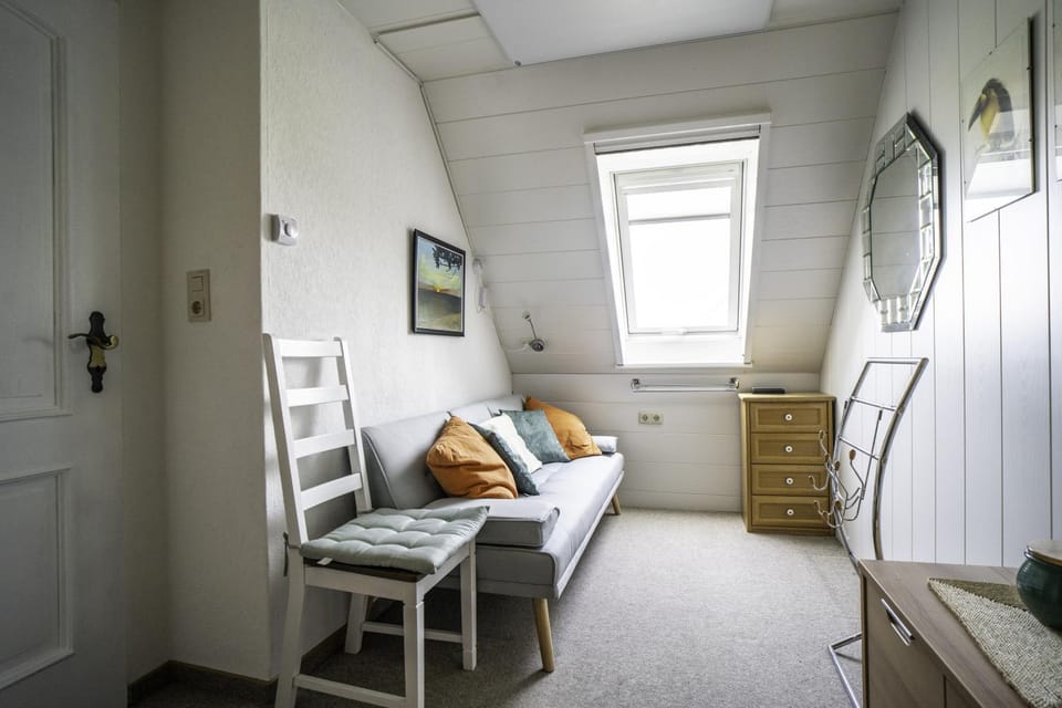Bed, Photo of the whole room, Seating area, Bedroom