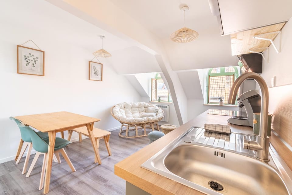 Kitchen or kitchenette, Living room, Seating area, Dining area