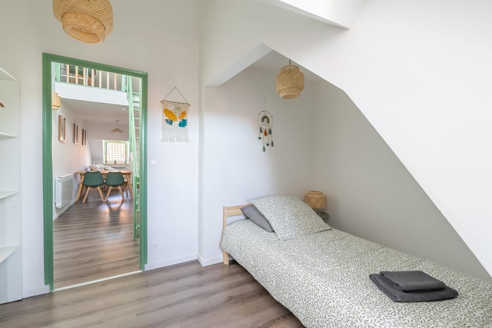 Bed, Night, Photo of the whole room, Bedroom, towels