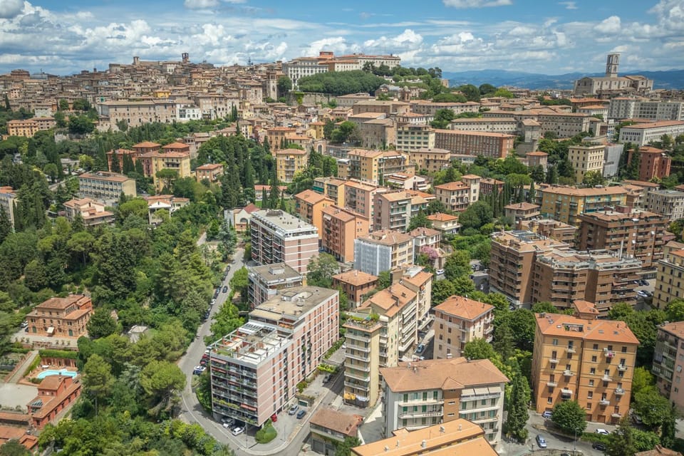Property building, Nearby landmark, Facade/entrance, Neighbourhood, Natural landscape, Bird's eye view, City view, Street view, Location