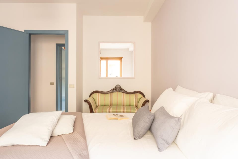 Bed, Photo of the whole room, Bedroom, internet, wardrobe