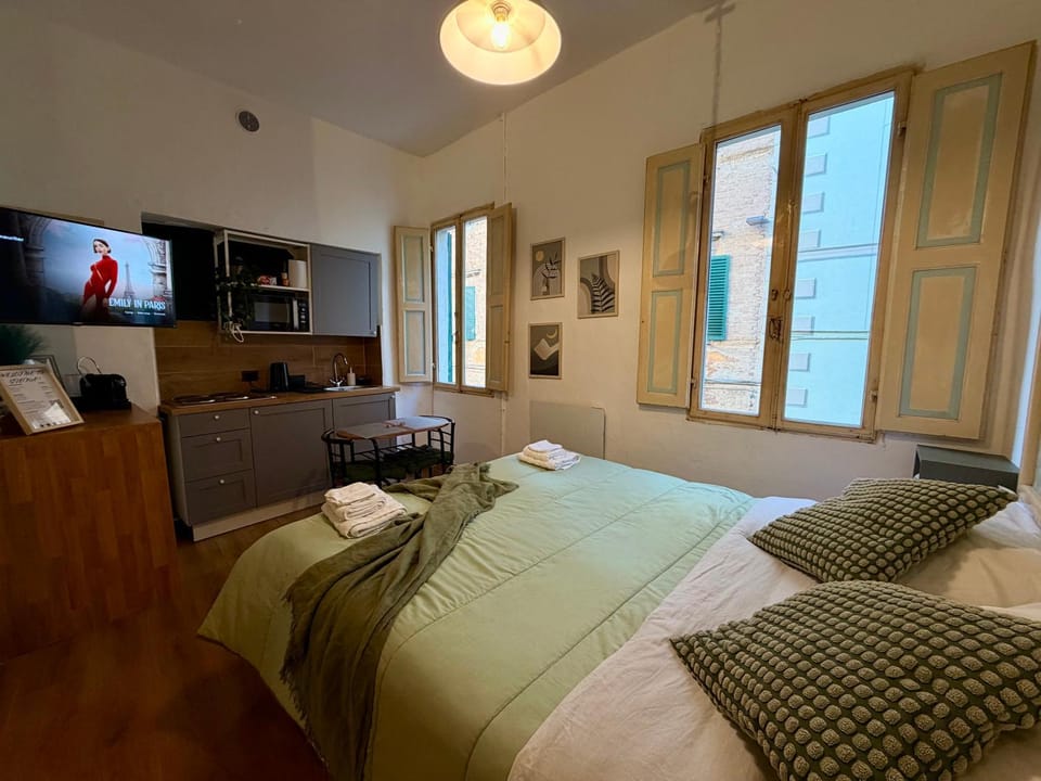 Bed, TV and multimedia, Photo of the whole room, Bedroom, towels