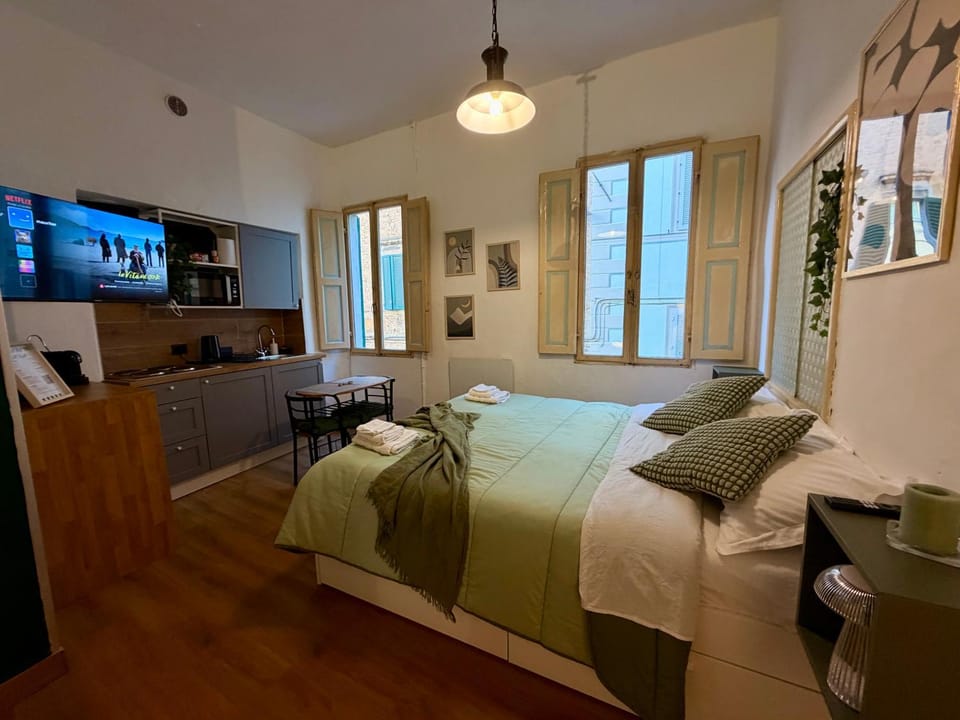 Bed, TV and multimedia, Kitchen or kitchenette, Living room, Photo of the whole room, Seating area, Bedroom, towels