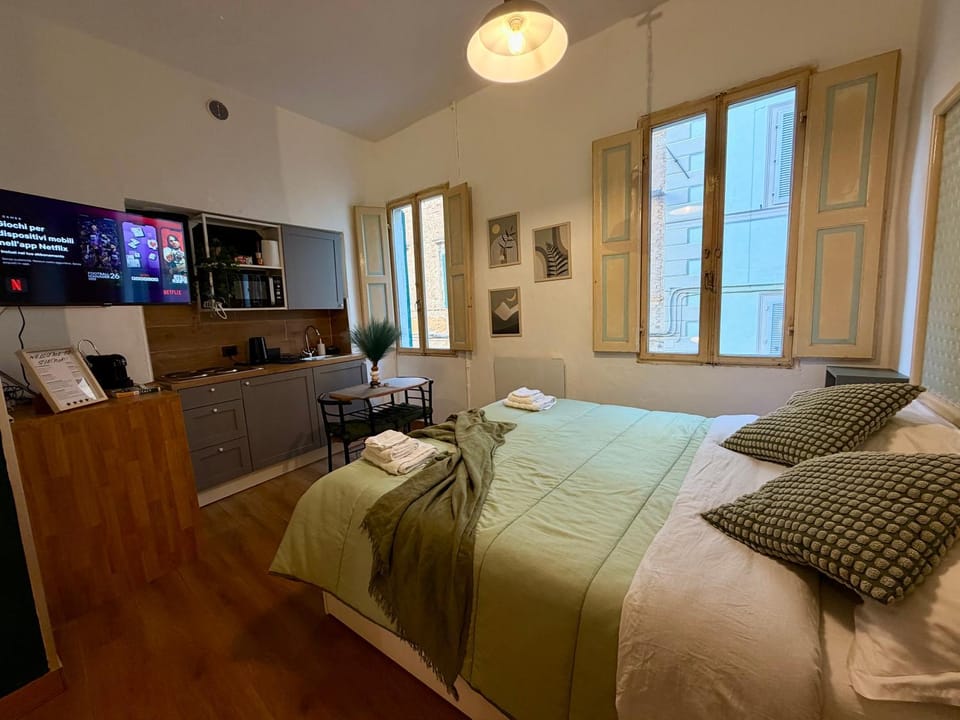 Communal lounge/ TV room, Bed, TV and multimedia, Living room, Photo of the whole room, Seating area, Evening entertainment, Bedroom