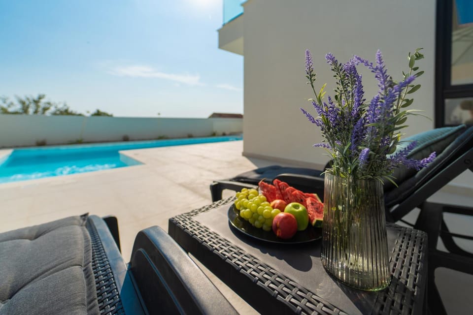 Day, Swimming pool, sunbed