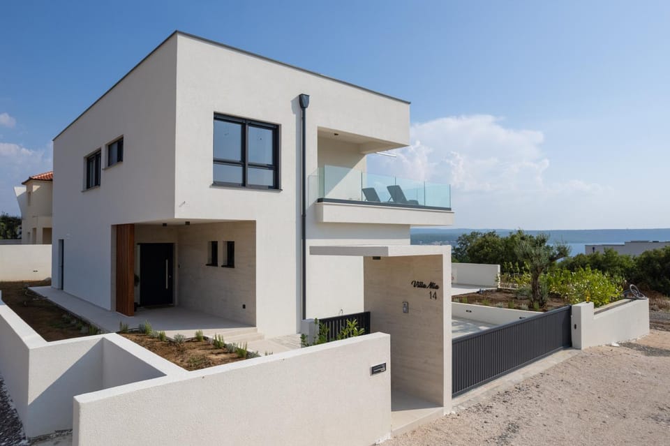 Property building, Day, Garden